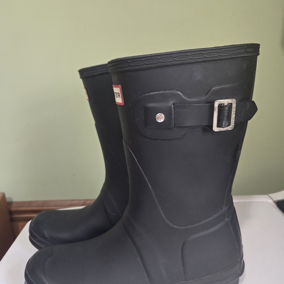 Hunter Black Boots with White Knit Cuffs - Picture 5 of 6